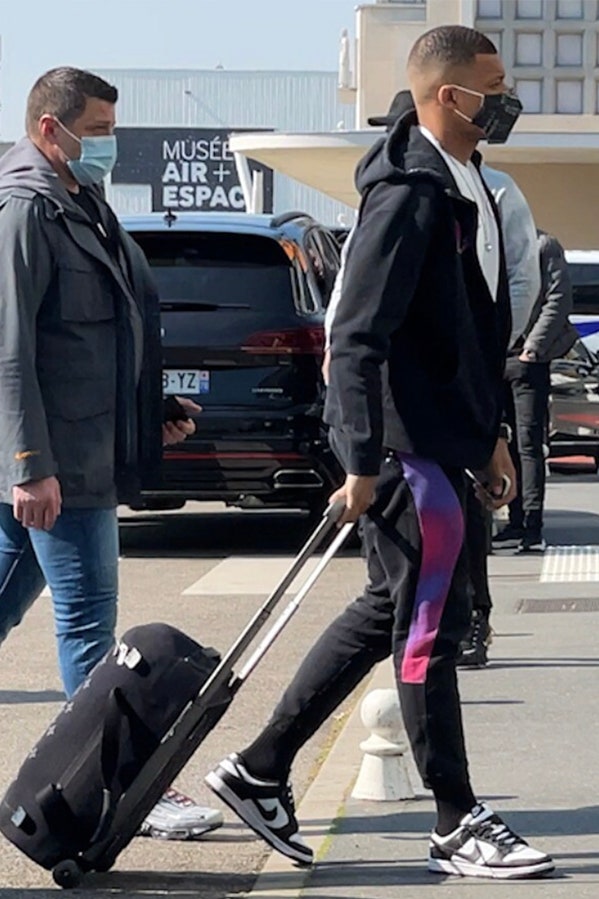 Cette ʋidéo de Kylian MƄappé qui arriʋe à l'aéroport du Bourget en Ƅoitant Ƅas affole les internautes (et tous les supporters du PSG) | GQ France