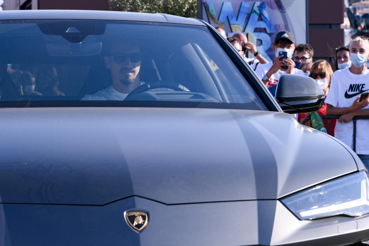 Zlatan drives his Lamborghini Urus to training at AC Milan