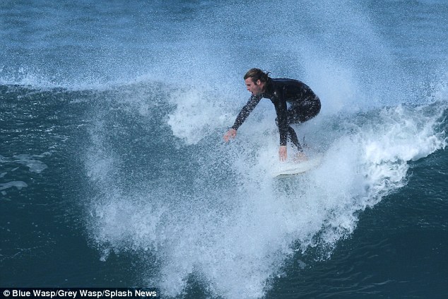 Chris Hemsworth AKA Thor wipes out while surfing Maroubra.