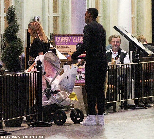  Anthony Martial's small family hangs out. 