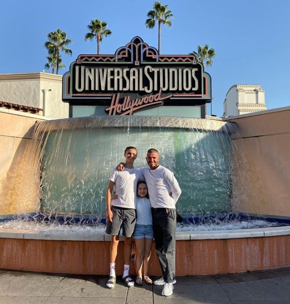  David debuted his new hair during a family outing to Universal Studios